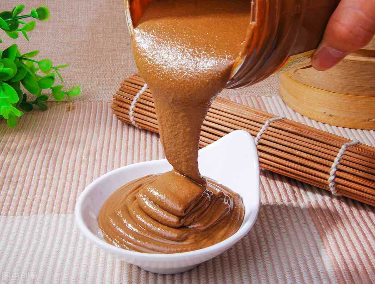 引領(lǐng)食品包裝新紀(jì)元：芝麻花生醬自立袋灌裝旋蓋機(jī)——自動(dòng)化、高效能、衛(wèi)生安全的全面解決方案